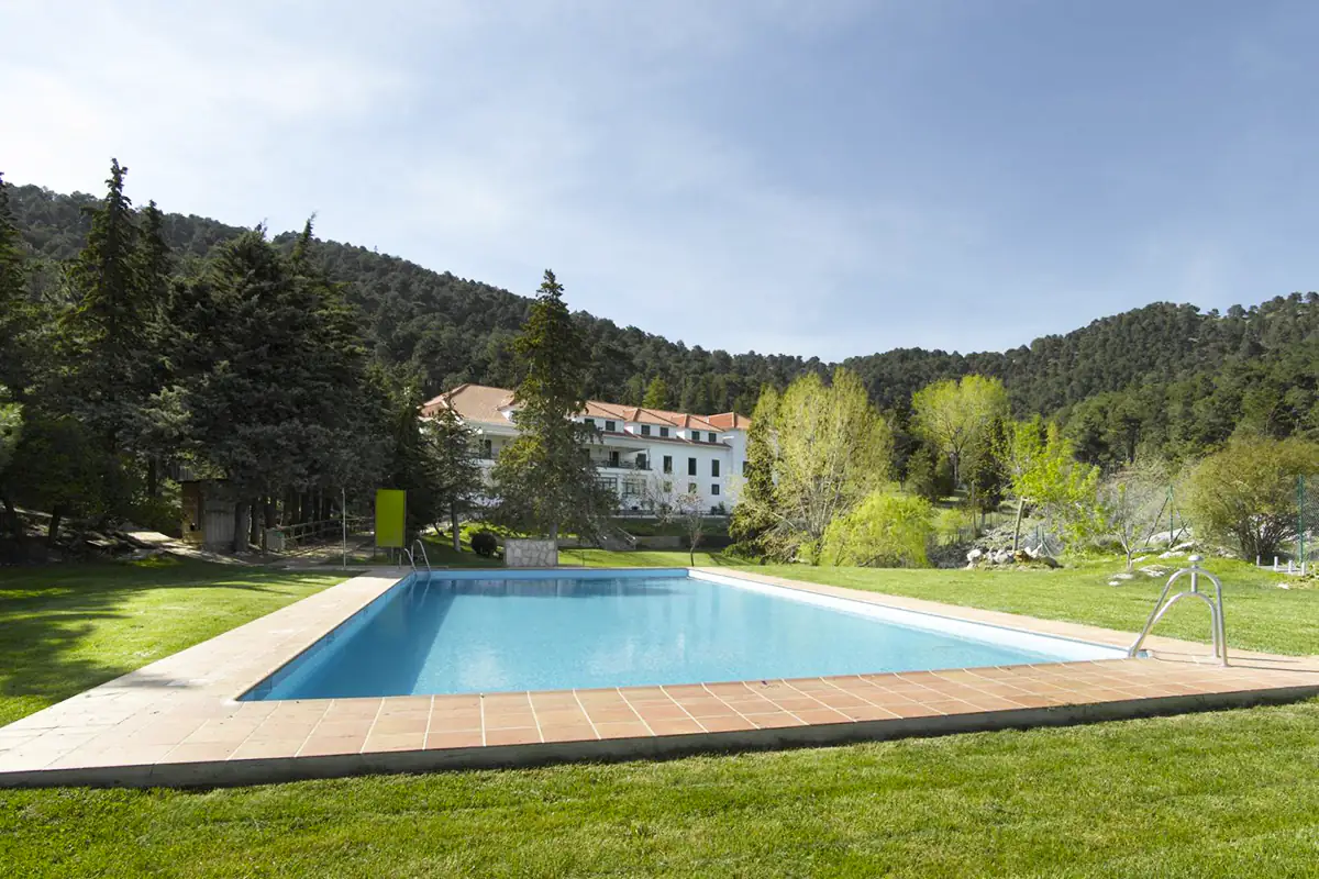 Vista del Parador Nacional de Cazorla desde la piscina