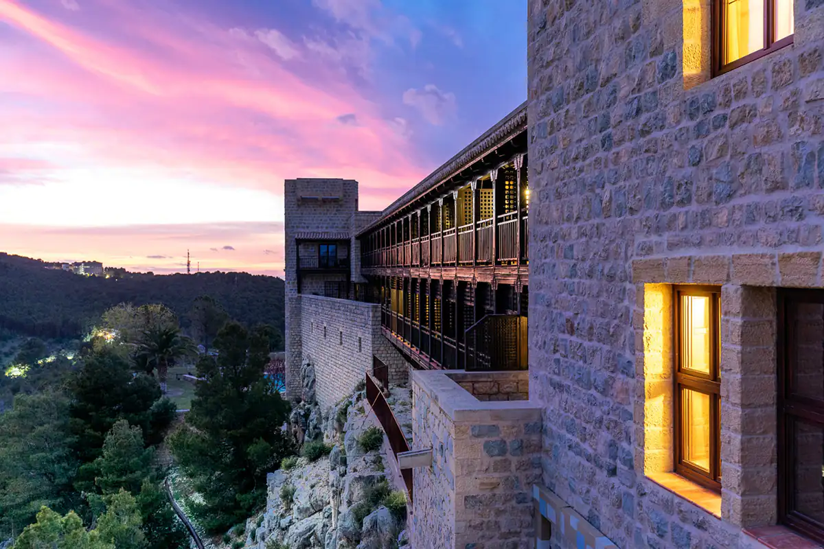 Vista del Parador Nacional de Jaén y sus exteriores